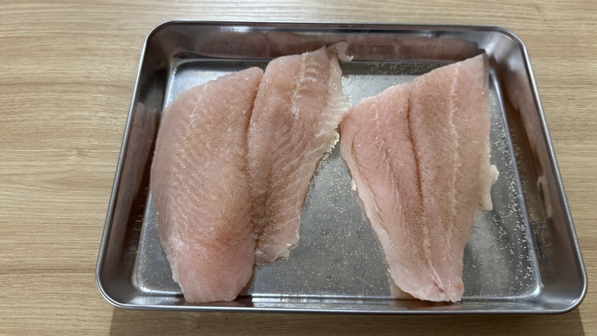 パンガシウスの切り身に片面だけ軽く塩コショウ
