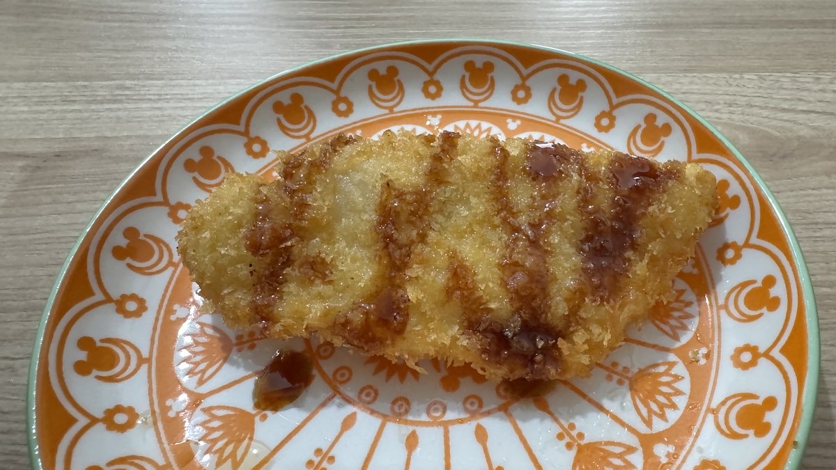 ソースをかけたパンガシウスのフライ