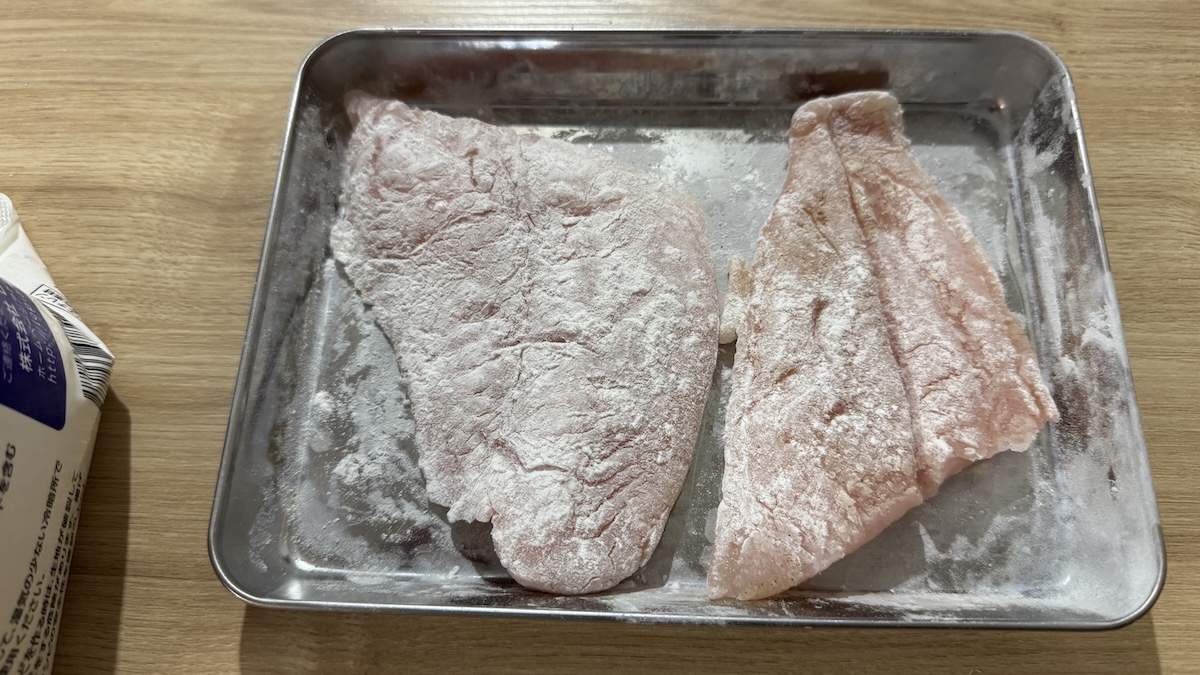 両面に米粉（小麦粉）をまぶした