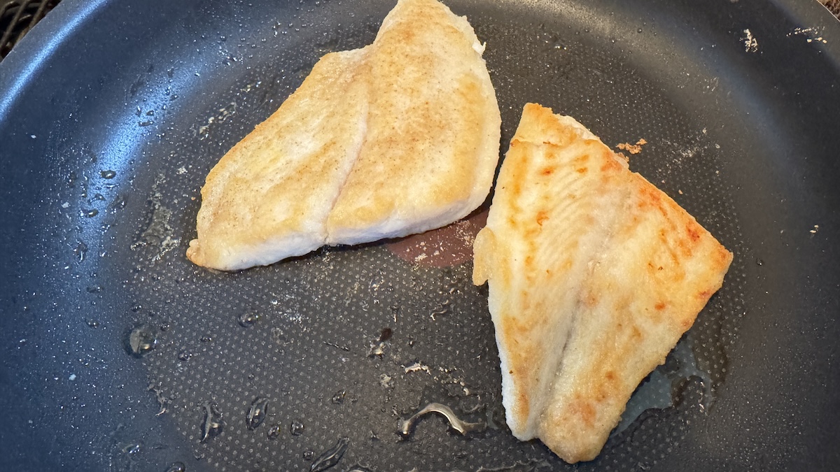 フライパンに米油（サラダ油でも可）を熱し、両面をこんがり焼く